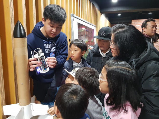 오로라 관측 로켓 모형을 들고 설명 중인 조남석 무인탐사연구소 소장 - 어린이과학동아 제공